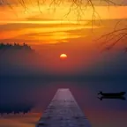 Pôr do sol sobre um lago com pontão