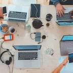 Mesa de trabalho partilhada com computadores