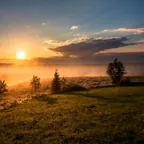 Nascer do sol sobre um campo