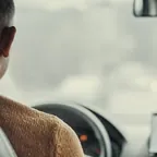 Pessoa sentada num carro